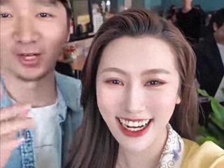 陈佩斯被外甥女“蹭饭”！赵云猛啃披萨，张山和陈佩斯吃得最带劲
