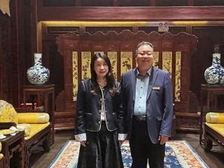 郭晶晶在凤临阁为大女儿庆生，霍震霆陪同，素颜端庄显主母风范