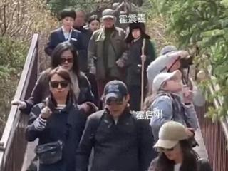 霍家豪掷千金住浑源民宿！79岁霍震霆靠孙搀扶爬悬空寺，年纪大了