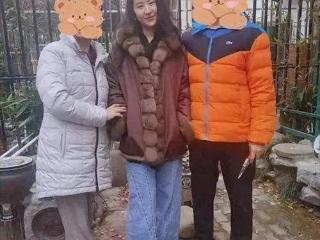 街拍37岁刘亦菲吃火锅，披肩喇叭裤下的容颜，吸引路人观看