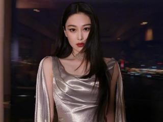 张馨予一袭银色无袖礼服，妩媚诱人，美炸啦~