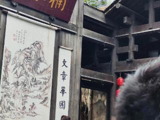 撒贝宁长沙街头吃饭，获当地领导陪同，鞋上全是泥点像农民工
