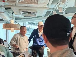 72岁曾志伟现身机场，穿拖地牛仔裤，打扮让人无语，显得又矮又胖