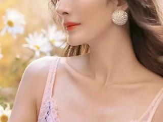 杨幂蕾丝内衣写真，妩媚动人显魅力