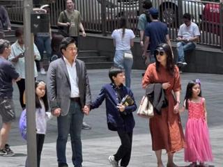 郭晶晶夫妇带娃等红灯被偶遇，霍启刚的紧身裤快被撑爆了啦！