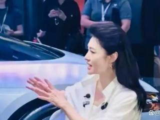 57岁周涛车展生图杀疯！白裙无修直出，这状态让00后破防
