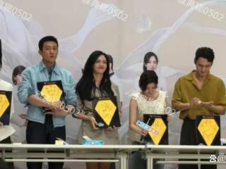 贾静雯长了一张高个脸没想到本人居然这么矮但50岁的她真的很年轻