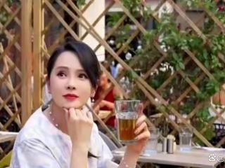 56岁的伊能静携女儿小米粒前往海边度假，尽情享受母女时光