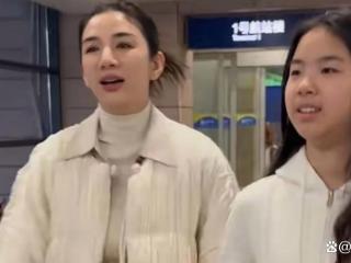 黄奕女儿放假回上海，12岁黄芊玲一身白衣好乖，母女坐地铁回家