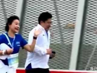 郭晶晶和霍启刚跑马拉松，步调一致超默契，一家五口冒雨看演唱会