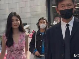 乔欣现身厦门万象城，长发搭配一袭碎花长裙，婚后的她越来越美