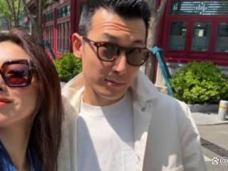 朱珠刚杀青就与老公约会，腹部凸起像怀二胎，王昀佳抬头纹焦点
