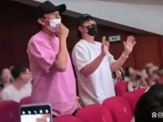 邓超孙俪被拍到“甜蜜互动”，破婚变传闻引发热议