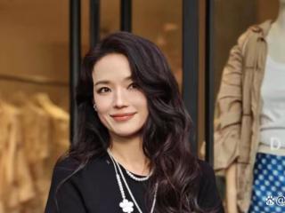 舒淇上海活动照，笑容明媚好迷人，49岁美得像29岁