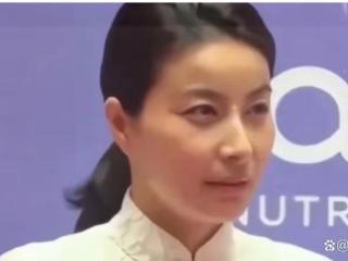 郭晶晶近日在上海参加了一场引人注目的时尚晚宴，彰显了她的优雅