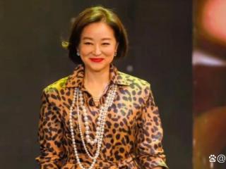 林青霞出席43届金像奖典礼，一袭豹纹裙装，70岁依旧优雅气质！