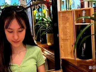郭可盈林文龙一家英国旅游，14岁林天若亭亭玉立美丽大方，像爸爸