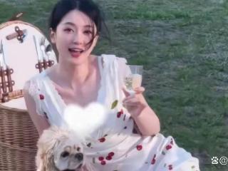 乔欣婚后更显贵气！五一野餐照小腹微凸，是否怀孕引发热议？