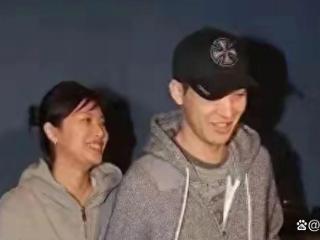 徐静蕾罕见秀恩爱，打扮青春洋溢，追着黄立行，15年感情仍无名分