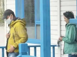 刘青云和妻子出游，57岁郭蔼明白到发光，结婚27年没娃但恩爱如初