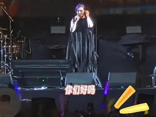 杨千嬅东莞草莓“破茧七年”：紫红裙摆卷起港乐风暴