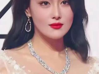 张馨予红毯黑纱深V惊艳全场！暗夜女王气场全开
