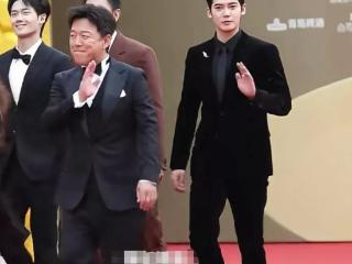 华表奖红毯：关晓彤因腿型引热议，赵雅芝与李若彤同框上演经典！