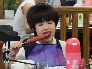 一家四口云南度假，姜潮调侃儿子买单，结果全家都被热到流妆！