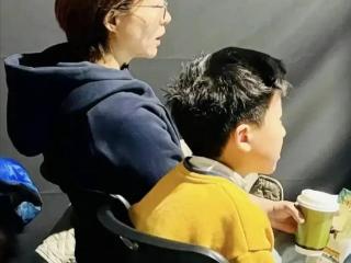 董卿现身苏州，带儿子享五一假期，网友见面合影乐开怀！