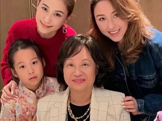 何超莲现身墨尔本，随性合影引围观，34岁仍如20岁肌肤光滑如新！