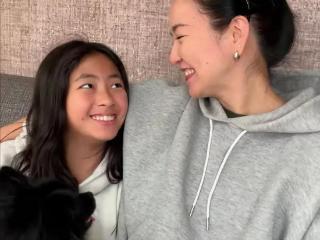 阿雅与女儿合影，11岁柳小宝一袭清新，眼神竟与科比重叠