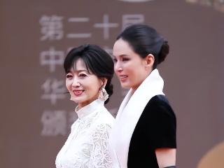 71岁的赵雅芝：展现无龄魅力，华表奖上她的气场完胜众流量小生！