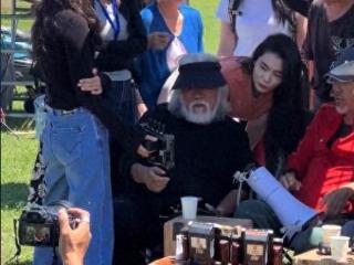73岁张纪中美国家里带娃，穿秋裤跳华尔兹，一分钟就累得气喘吁吁
