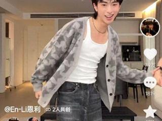 伊能静母亲节与俩儿女跳舞，8岁米粒个头出众，和爸爸秦昊长超像