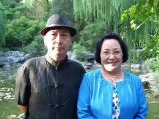 69岁毕彦君最新街拍曝光，朴素打扮让人认不出，岁月真是无情！