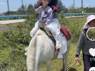 瑾汐带哈爸哈妈骑马，不忘给莆田妈妈跟小姑送花，卡片的字太暖心