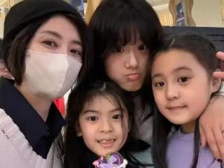 同款黑衣引发热议！贾静雯女儿和钟丽缇女儿同框比较，谁更迷人？