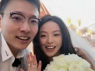 王中磊一家四口同框亮相，新家大别墅曝光，小儿子美国日花千元