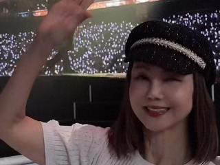 林建岳长子陪母亲看五月天演出，女友陪伴左右，戴口罩怕被人认出