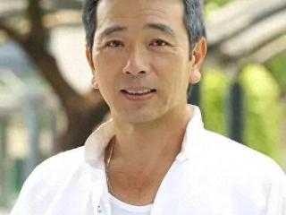 69岁张晨光现身江苏餐厅，吃着美式汉堡，打扮贵气像霸道总裁