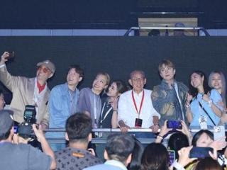 55岁王菲现身谢霆锋演唱会，听《玉蝴蝶》手舞足蹈，舞姿像搓麻将