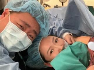 郝劭文为小女儿过双满月，老婆月子期都是他熬夜带娃，长好多白发