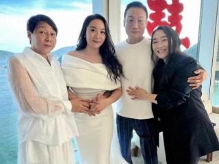 67岁梁家辉在香港逛街，打扮像普通人，面容苍老，脸看着有点奇怪