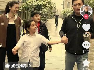 52岁黄海冰晒一家四口，儿女双全都像爸，小12岁妻子看他一脸崇拜