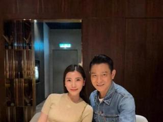 刘德华在马来西亚 和小姨子吃高档西餐 华仔合影拘谨 手放在桌上