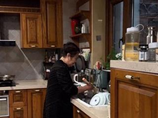 杨乐乐接80岁母亲住别墅，和儿女庆祝母亲节，祖孙三代同框好温馨