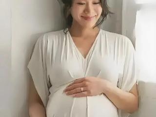 直到胡杏儿宣布怀上四胎，才明白前任黄宗泽和老公李乘德的区别！
