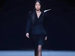 近日，张庭女儿首次登上时装周，却因“丑”上热搜，背后故事感人
