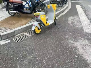 宁波江北区市民投诉美团共享电单车无证投放 乱停乱放问题亟待整治