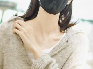 张小斐入夏失败：女明星的反季节穿搭哲学